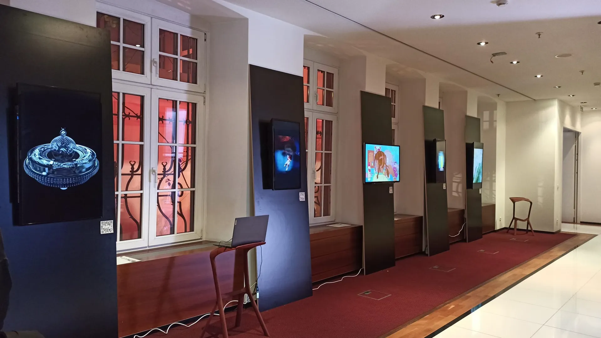 Displays mit digitalen Werken entlang eines Gangs im Bethmannhof