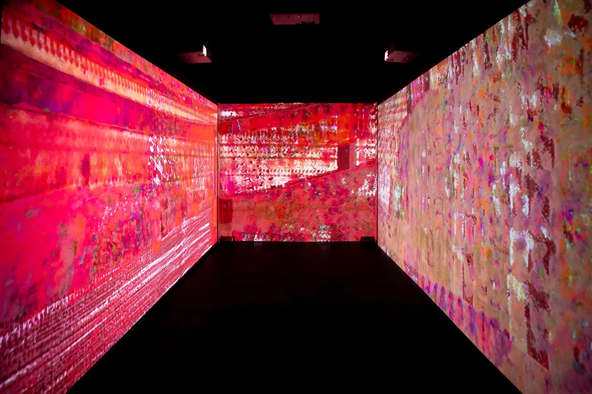 Echoes of Light, Container-Innenraum mit farbiger Projektion, NFC Summit Lissabon 2025