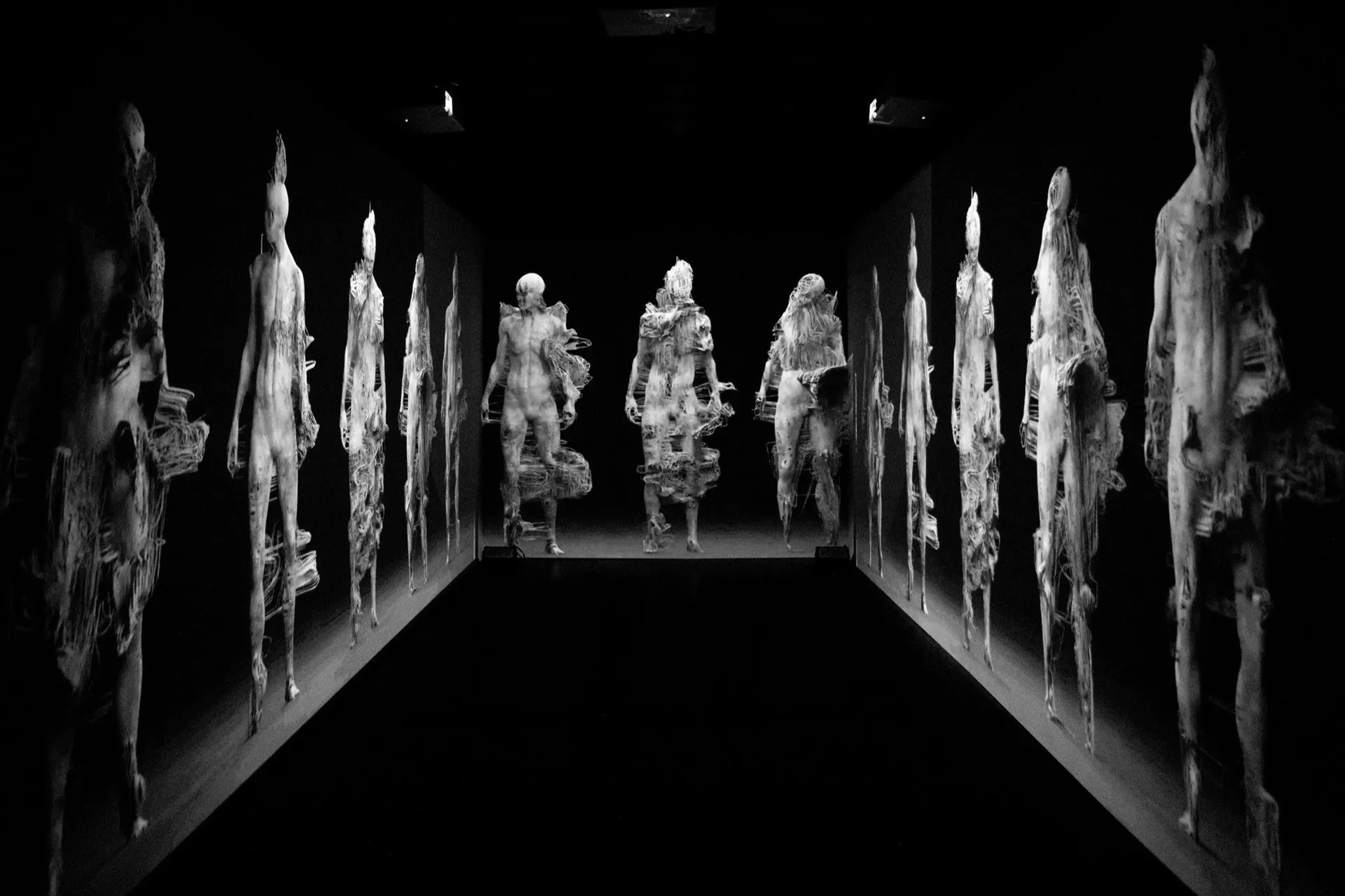 Echoes of Light, Container-Innenraum mit Schwarz-Weiß-Projektion
