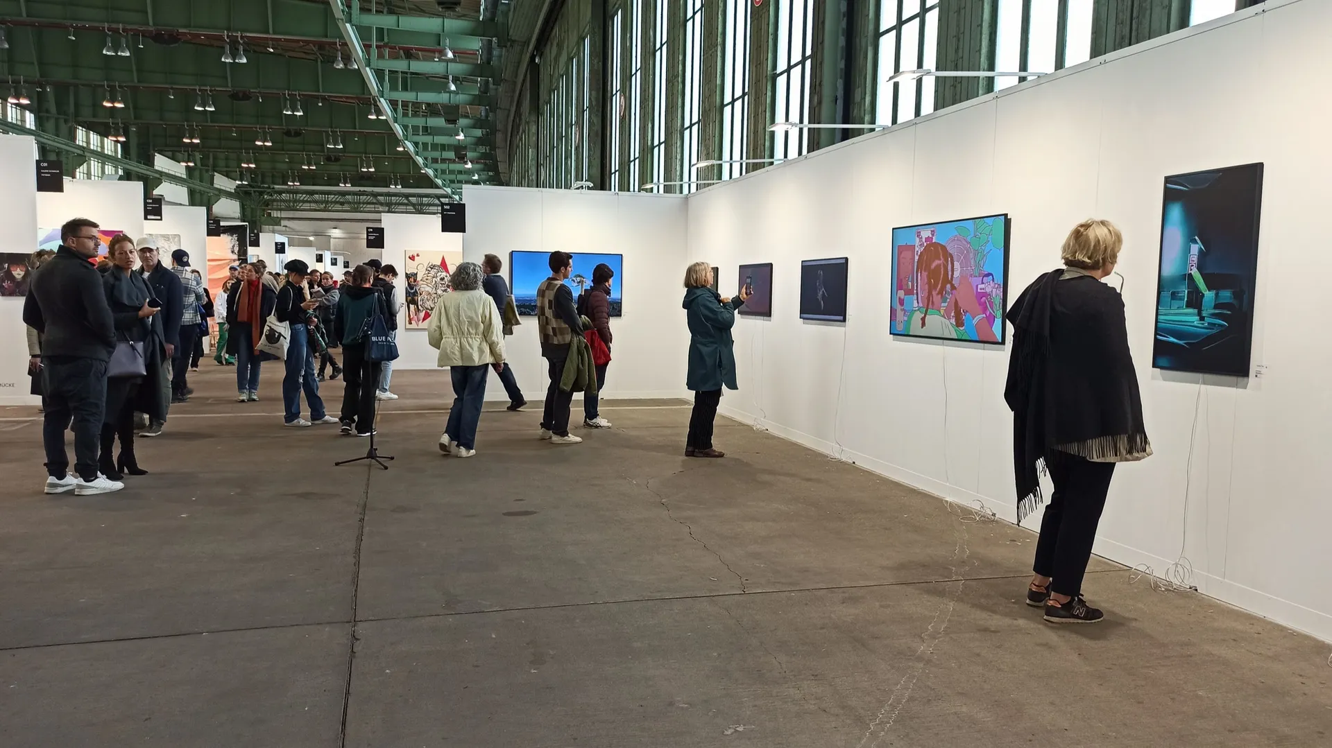 Positions Berlin 2022, Besucher:innen entlang der Displaywand