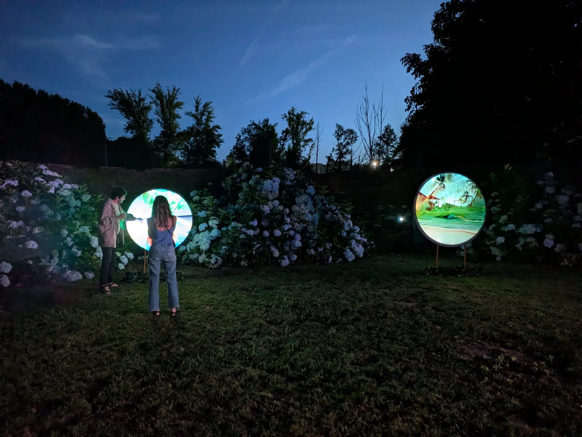 Ribela Love Nature, runde Projektionsflächen in einem Garten in der Dämmerung