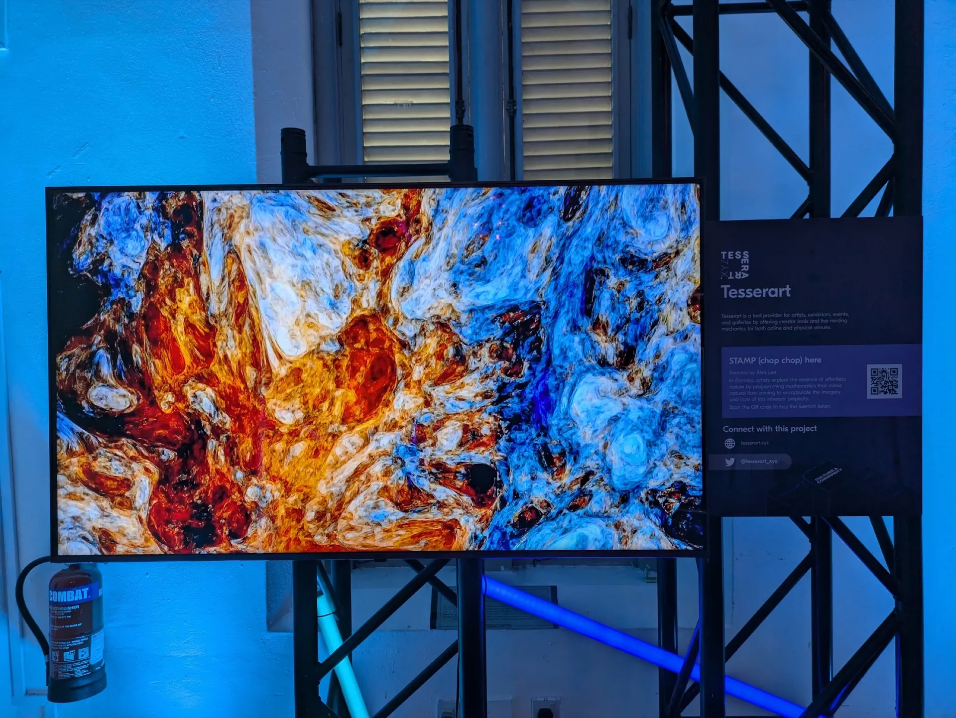 Formica von Alvis Lee auf einem Display, Tezos Realm Singapur