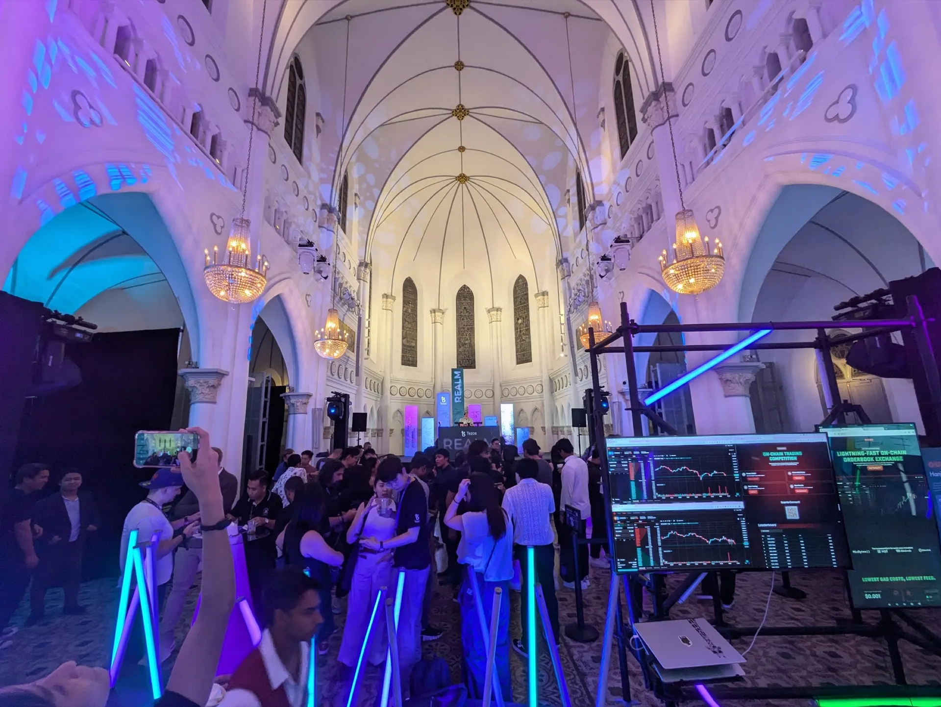 Tezos Realm in der CHIJMES Hall, Singapur